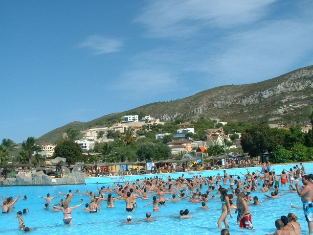 Clase colectiva en la piscina